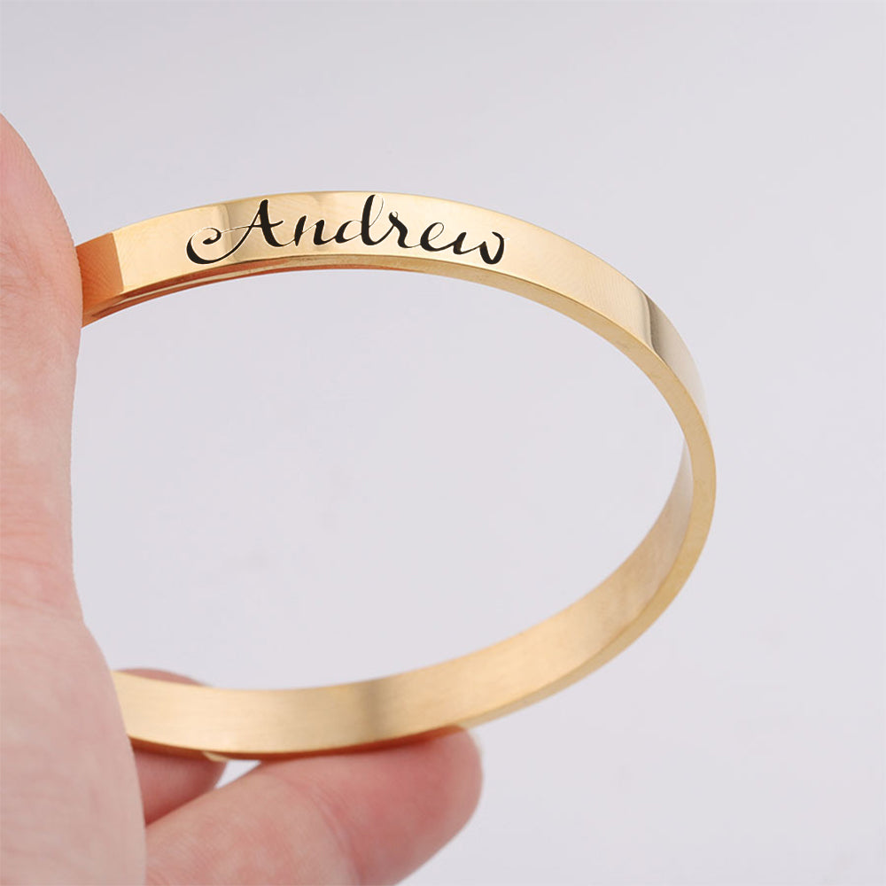 Goldfarbiges Armband mit Textgravur