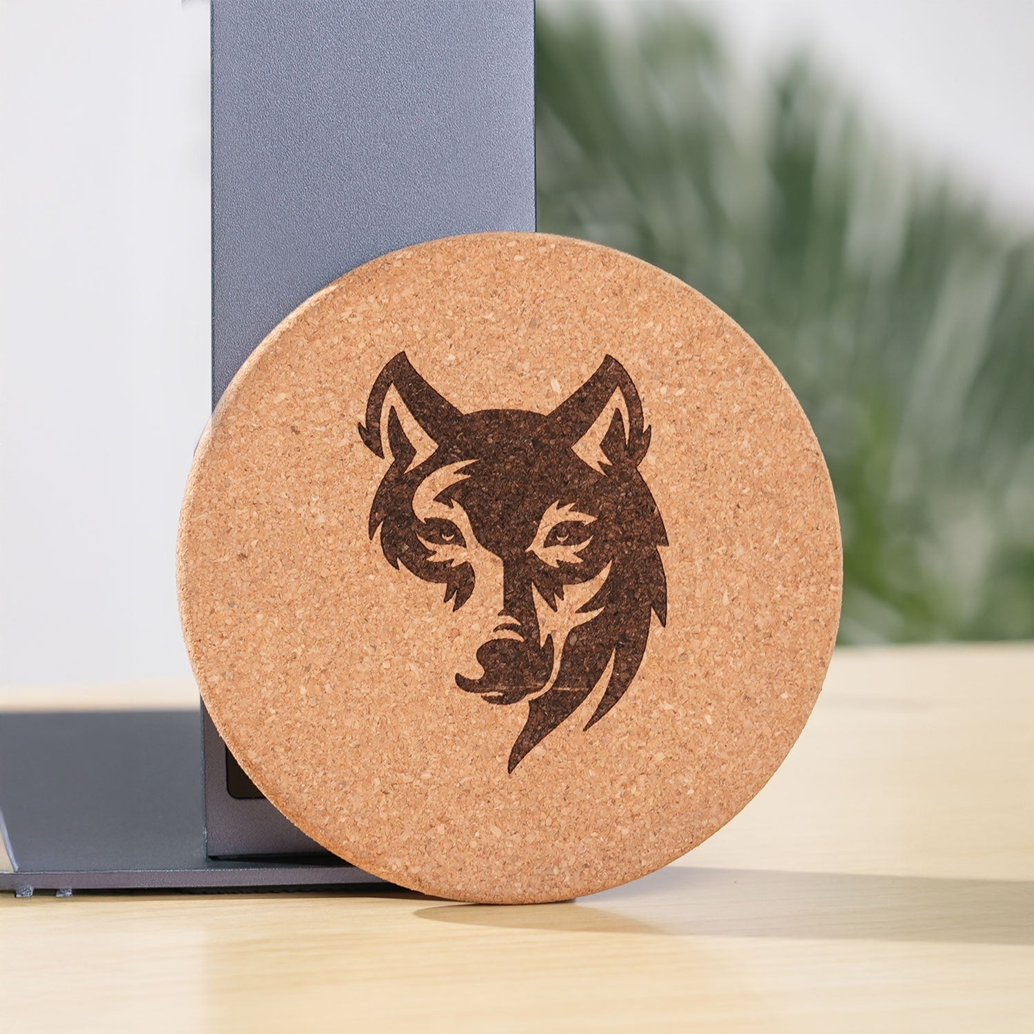 Wolf-Gravur auf dem Korkuntersetzer