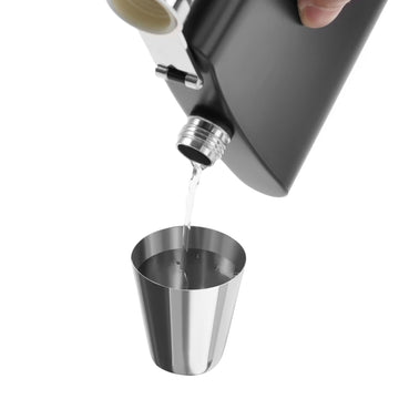 Man gießt den Wodka in den mitgelieferten Becher.
