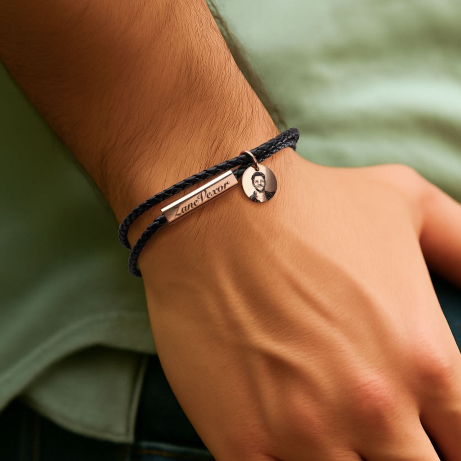 Man trägt das Armband mit Foto- und Textgravur auf dem Anhänger.
