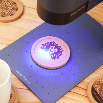 LP4 graviert auf dem Untersetzer mit Diodenlaser.