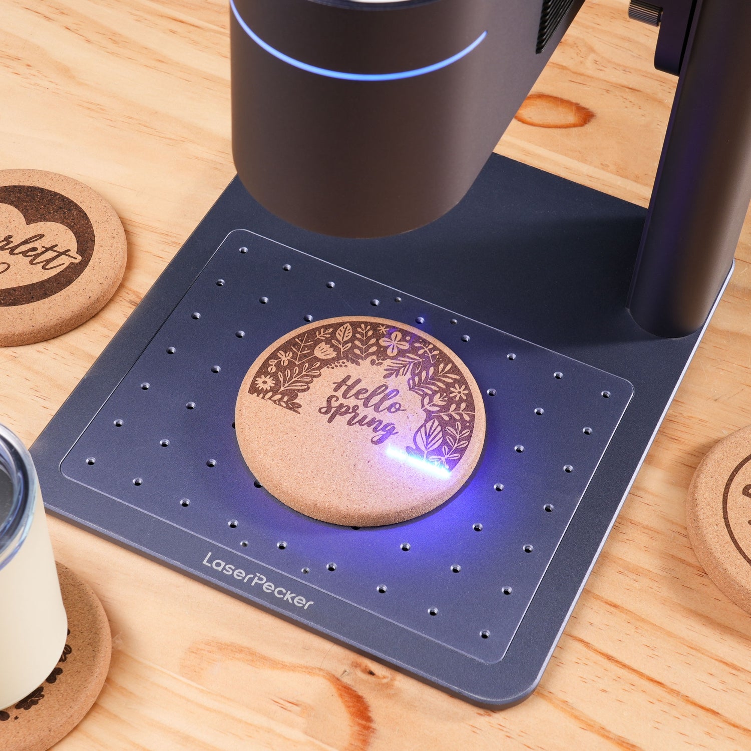 LP4 graviert auf dem Untersetzer mit Diodenlaser.
