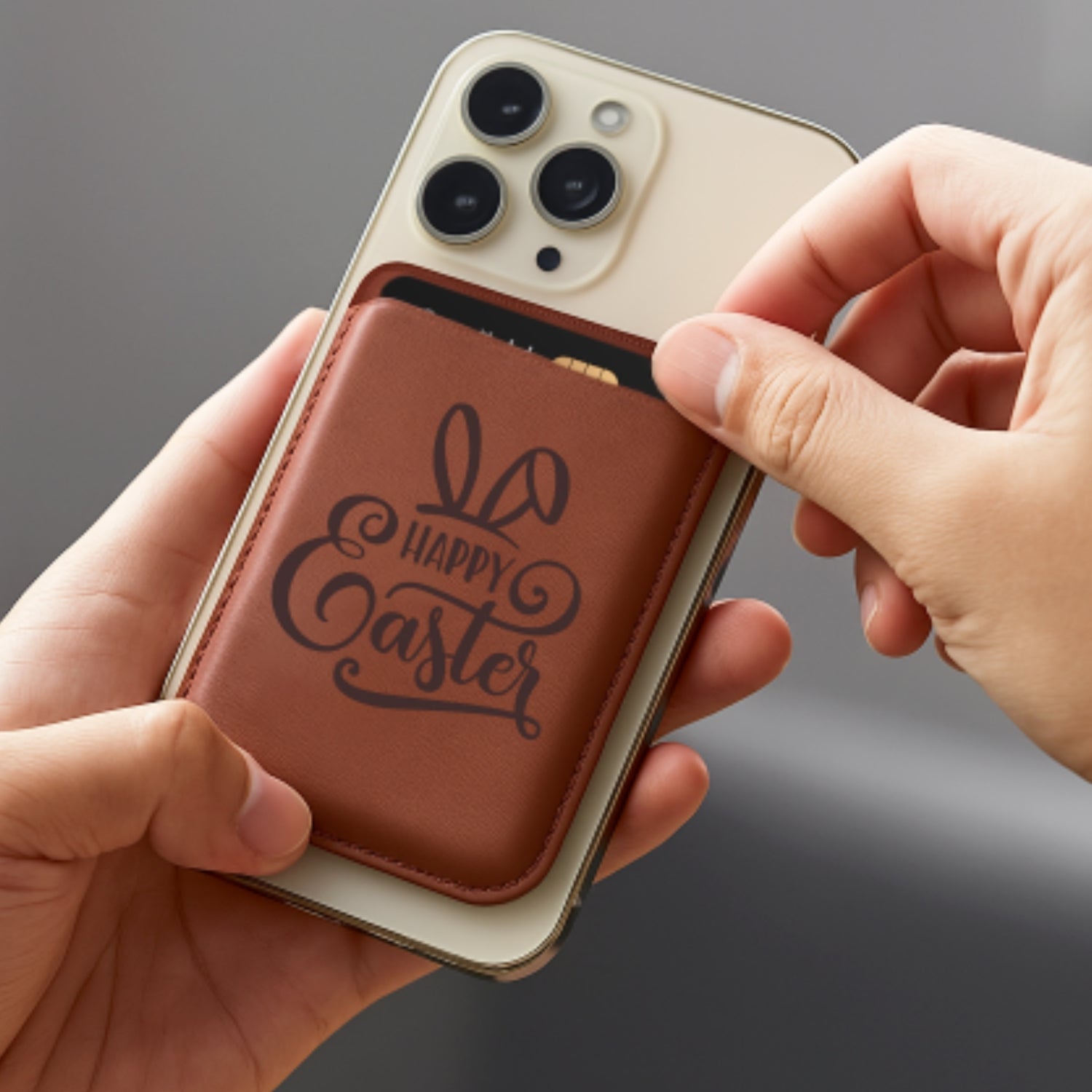 Man zieht die Karte aus dem Kartenhalter, welcher an der Rückseite des iPhones andockt.