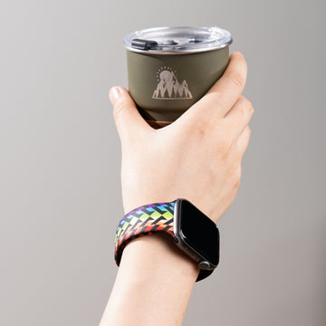Ein Mann trägt das Apple Watch mit lasergraviertem Silikon-Armband.