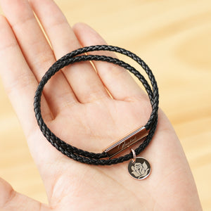 Text- und Blumengravur auf dem Anhänger des Armbandes