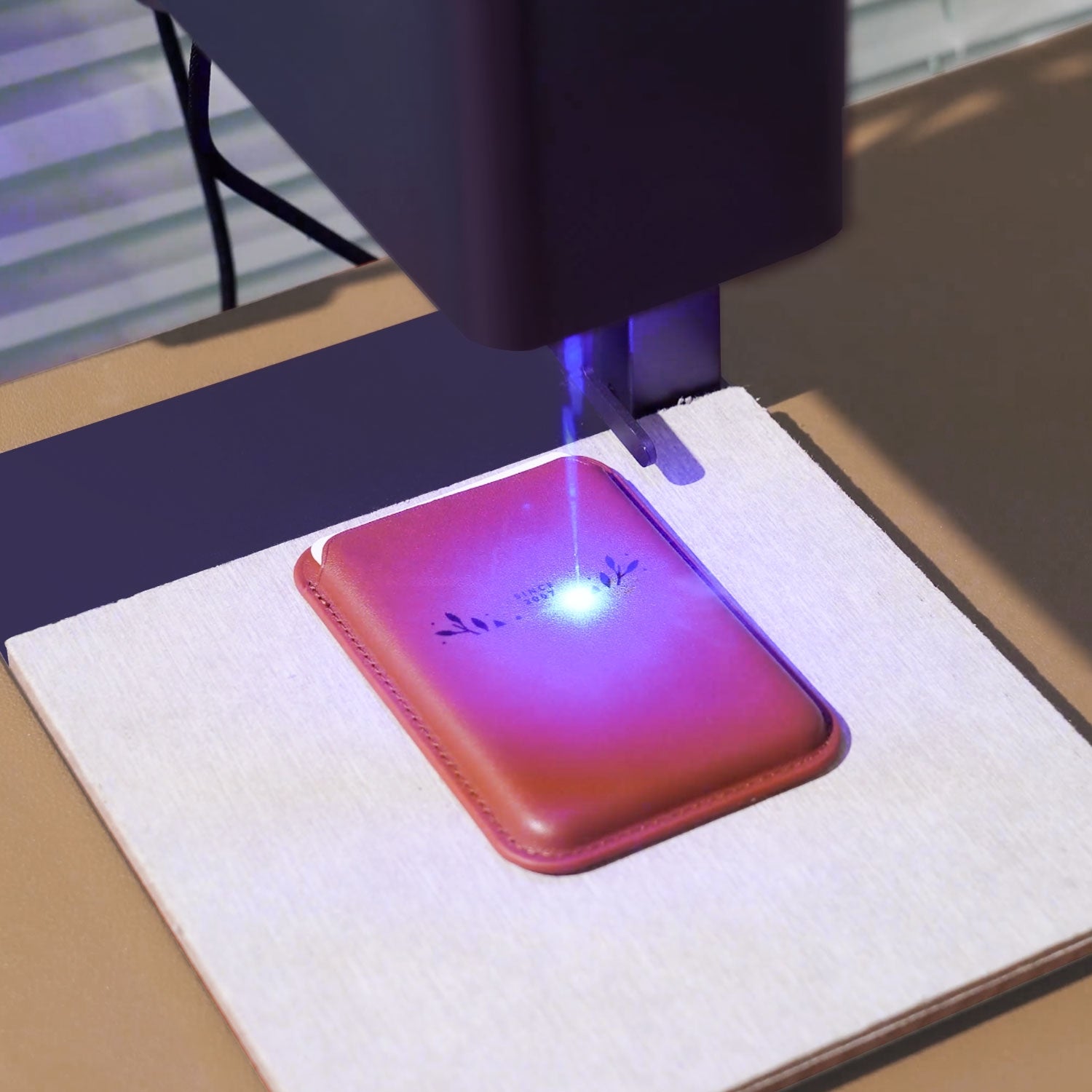 LP2 graviert auf dem Kartenhalter mit Blaulaser