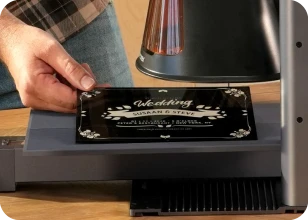 Individuell gestaltete Acrylschilder für den Außenbereich, graviert mit dem LaserPecker LP2 Plus, die professionelle Präzision für personalisierte Hausnummernschilder und Bürotürschilder bieten.