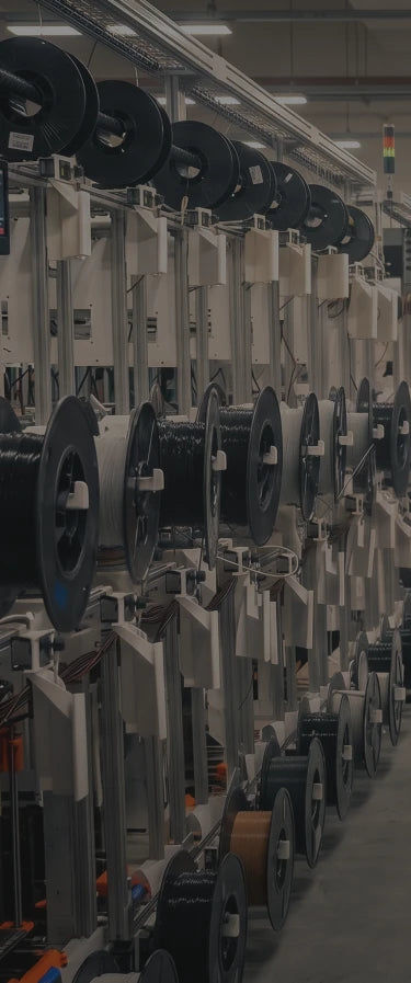 Kommerzielle 3D-Druck-Farm für maßgeschneiderte Produkte, optimiert für Lasergravur, Branding, Serialisierung und personalisierte Anwendungen.