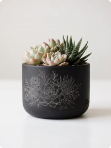 Dekorativer Blumentopf mit gravierten Mustern
