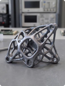 Metallstruktur mit gravierten Seriennummern