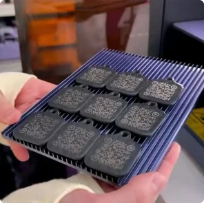 Fertige NFC-Schlüsselanhänger mit per Lasergravur hinzugefügten QR-Codes via LaserPecker LP5