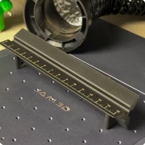 Ein Maker graviert präzise Skalen auf ein 3D-gedrucktes Dreieckslineal mit dem LaserPecker LP4