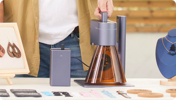 LaserPecker LP4 mit PowerPack für mobiles Lasergravieren unterwegs.