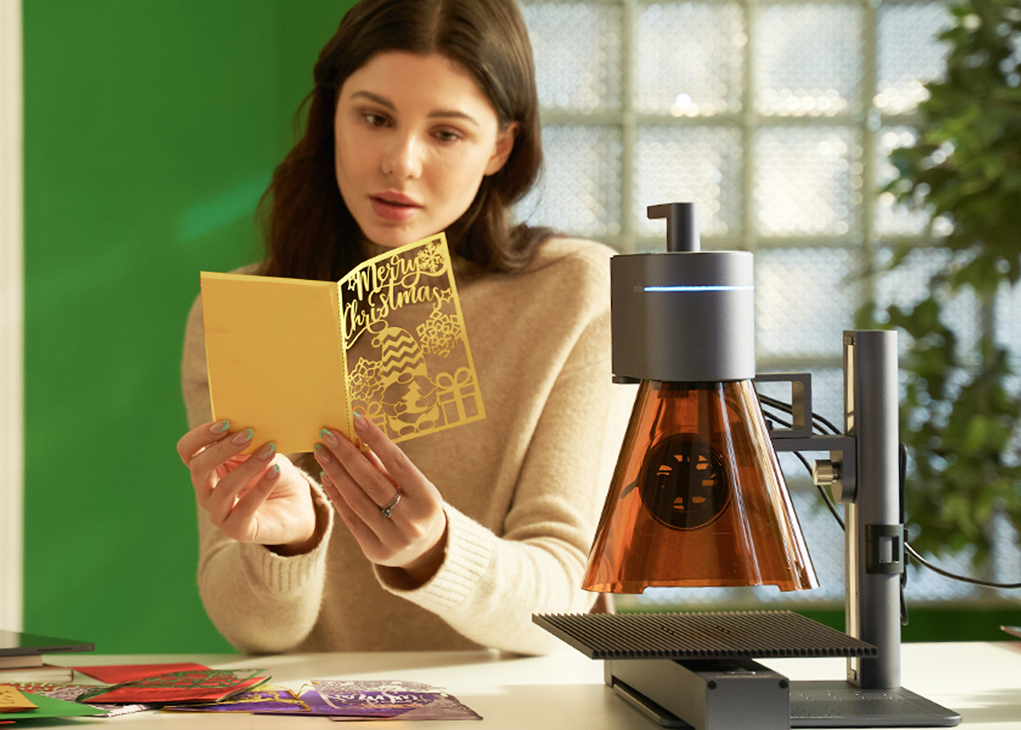 Hobbybastler gestaltet personalisierte Festtagskarten mit dem LaserPecker LP4.