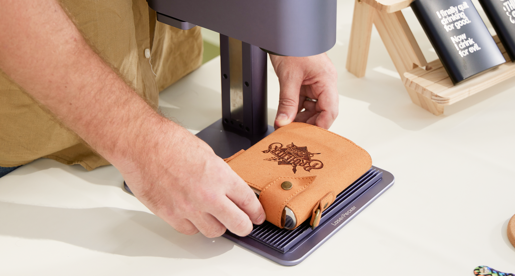 Individuell lasergravierte Lederhüllen für Flachmänner mit dem LaserPecker LP4.