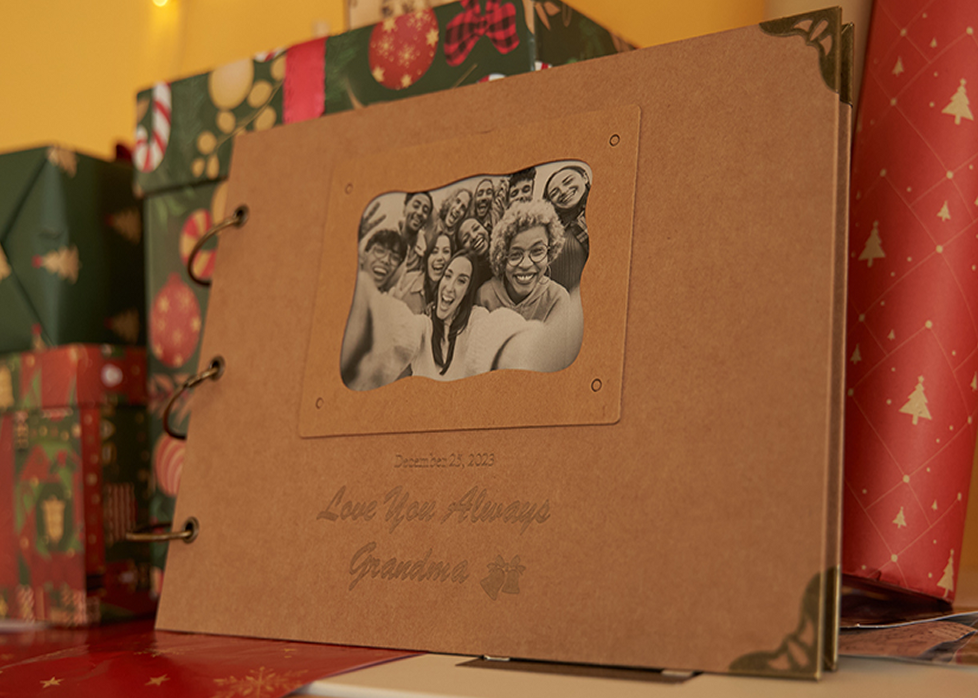 Individuell gestalteter Fotoalbum-Einband mit Lasergravur vom LaserPecker LP4.
