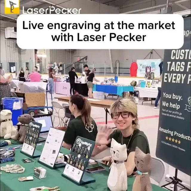 Ein Creator nutzt LaserPecker-Maschinen, um auf einem Kunsthandwerksmarkt individuelle Haustierprodukte herzustellen.