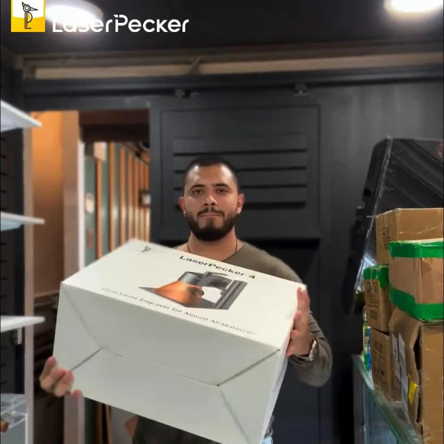 Gravur von Markenlogos auf Objekten mit dem LaserPecker LP4 durch einen Mann.