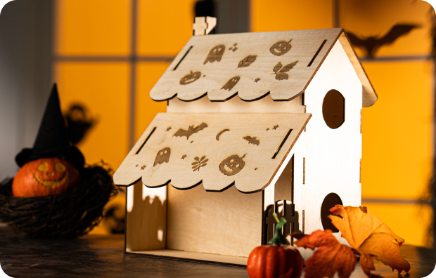 Handgefertigtes Holzhaus in einem Halloween-Setting.