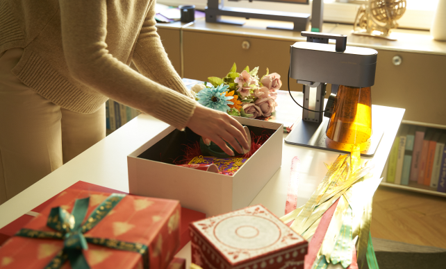 Verschiedene gravierte Produkte werden in einer Geschenkbox verpackt.