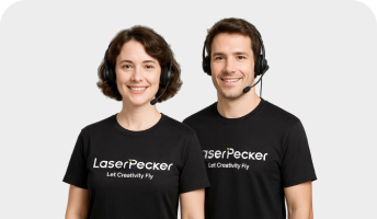 Mitglieder des LaserPecker Serviceteams im Gespräch.