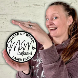 Unternehmerin präsentiert ihre Designmarke und verkauft laserfertige Produkte online.