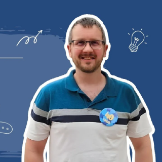 Ein Holzhandwerker, der sein Hobby zu einem lokalen Geschäft gemacht hat und personalisierte lasergravierte Produkte anbietet.