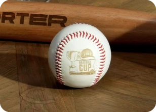 LP2 Plus mit Rotationserweiterung Gravieren eines Baseballs.