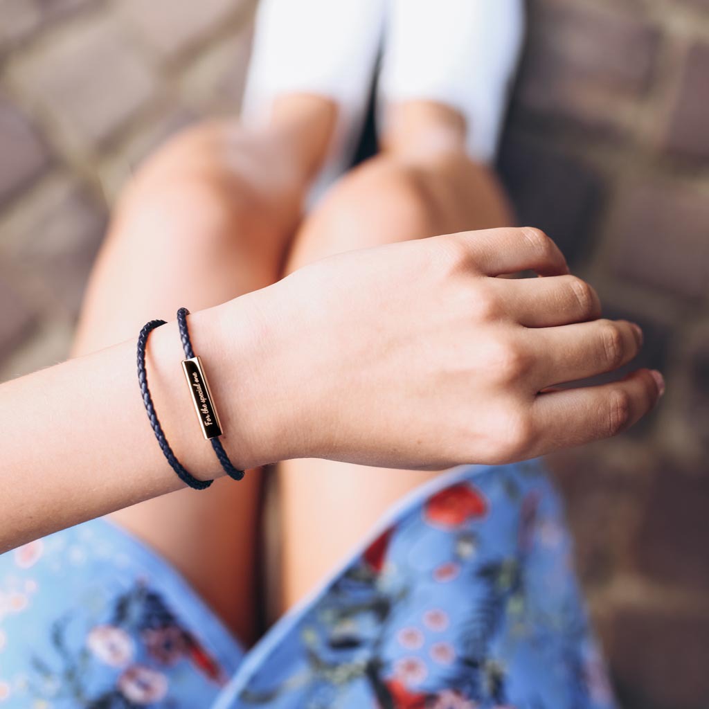 Eine Frau trägt die Lederarmbänder mit Textgravur Man und Frau tragen die Lederarmbänder mit Textgravur auf dem Edelstahlstab.