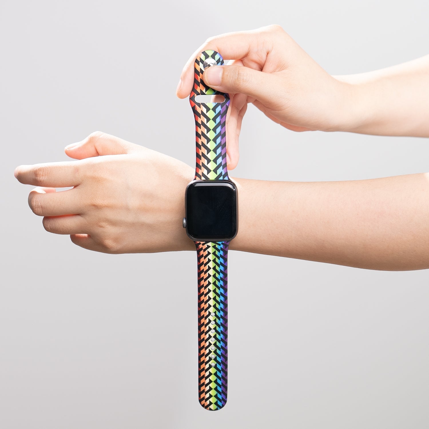 Das gelaserte fabrige Armband an Apple Watch anbringen